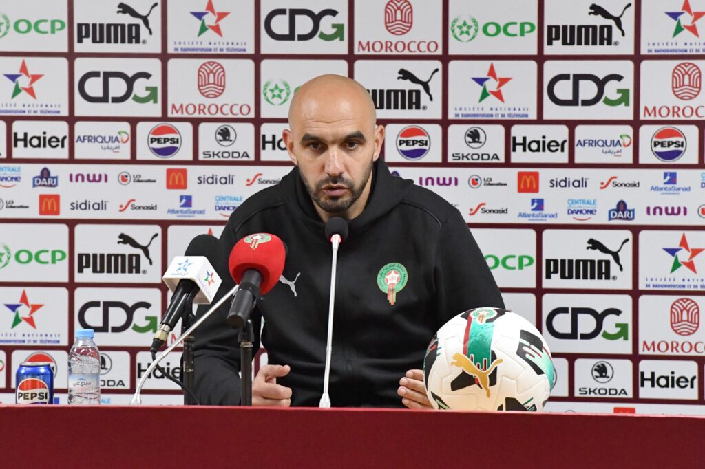 الركراكي يفتح أبواب تدريب الأسود للإعلام في فاس
