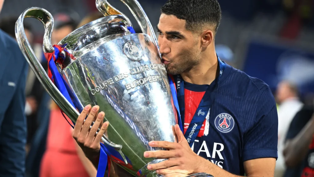 حكيمي يواصل التألق ويتوج بلقب ثالث في دوري أبطال أوروبا