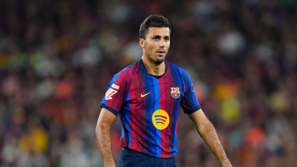 رودري يحتفل بأولى دقائقه مع برشلونة