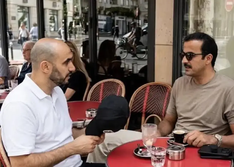 لقاء عفوي مع أمير قطر يثير التكهنات حول مستقبل الركراكي